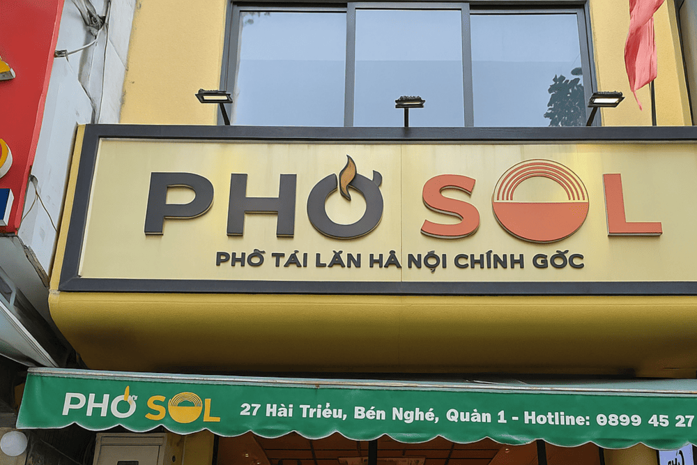 Situated in a high-end district, this spot attracts food connoisseurs seeking a refined pho experience